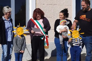 Nella giornata soleggiata e ventosa del 25 marzo, il Sindaco e l’Assessore alla Gentilezza hanno accolto come nuovo cittadino, il piccolo Massimo, offrendogli la chiave simbolica della gentilezza e una pianta di gelso, da curare come si devono curare tutte le relazioni, sempre con attenzione e gentilezza.